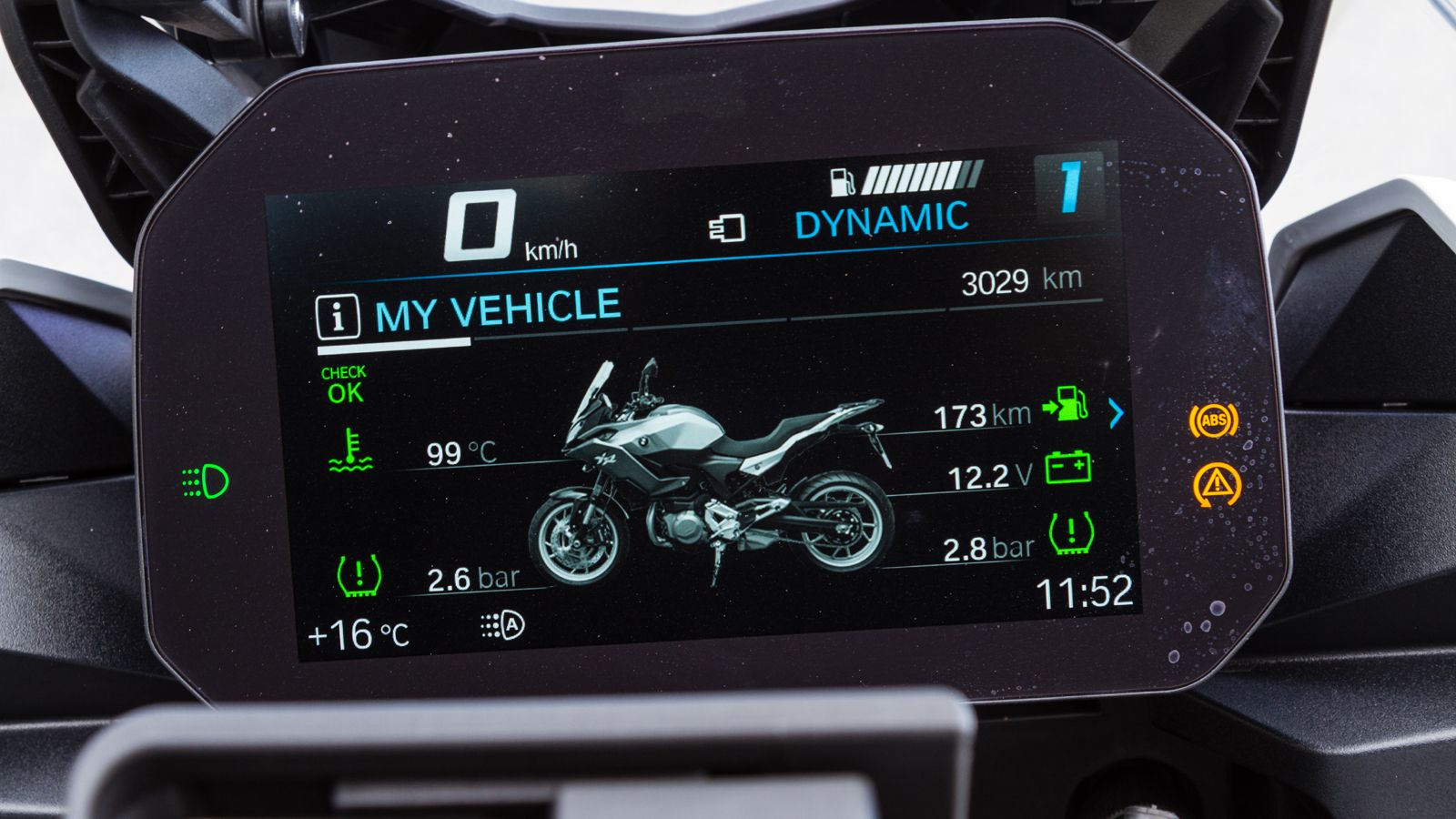 Η γνωστή μας από τα μεγαλύτερα μοντέλα έγχρωμη TFT οθόνη των 6,5 ιντσών βρήκε θέση και στα δύο νέα μεσαία μοντέλα. Στην περίπτωση αυτή έχουμε αναβαθμι